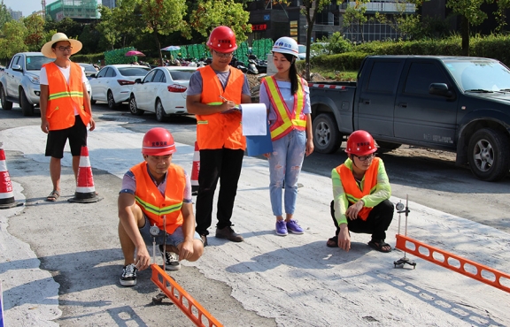 2018年8月，G220試驗路段交工驗收，測量彎沉評估路面的整體強度