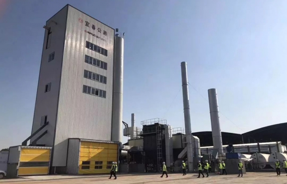 2018年10月12日，來自全國各地的筑養(yǎng)路行業(yè)專家、高校科研學者等150余人，蒞臨豐城綜合養(yǎng)護中心，現(xiàn)場觀摩全環(huán)保瀝青攪拌設備及各類環(huán)保裝置。