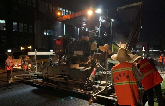 爭(zhēng)分奪秒，挑燈夜戰(zhàn)趕工期